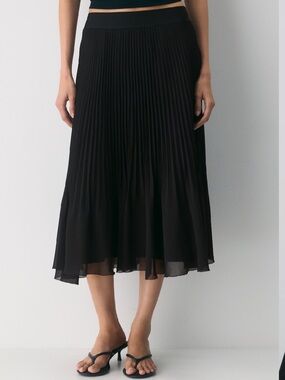 NWOT Aritzia Wilfred Twirl Skirt in Black Size M